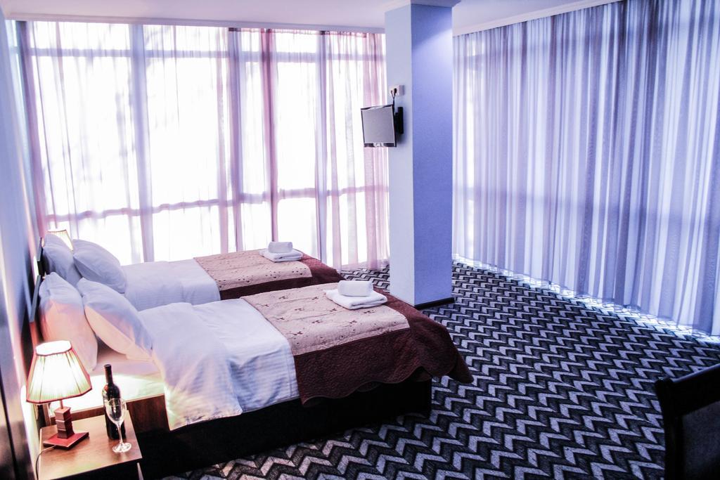 Royal georgia. Отель Джорджия Тбилиси. David Guramishvili Avenue 15 Tbilisi Aura Hotel. Hotel Royal Inn 5* (Tbilisi). Отели Дидубе в Тбилиси.